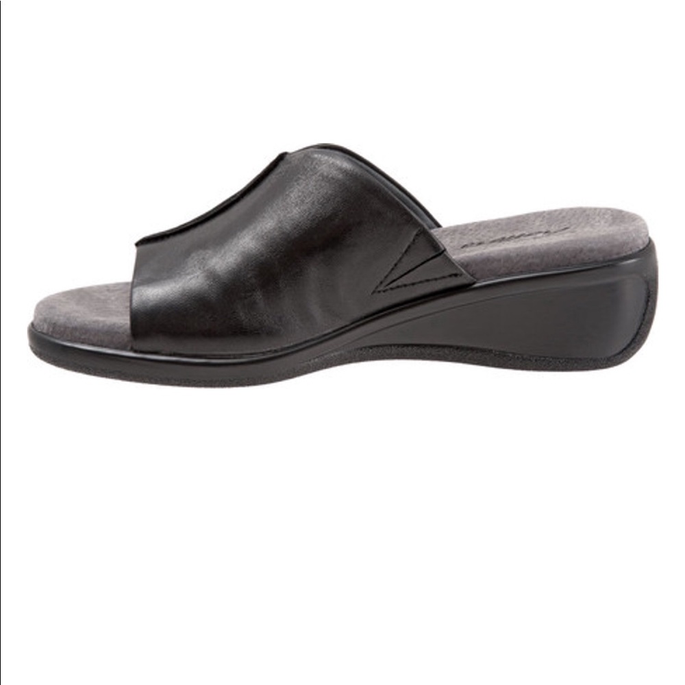 Trotters Women’s Ellie Wedge Slide Sandal